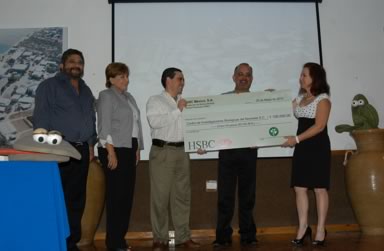  Dra. Sara Díaz recibiendo el cheque simbólico